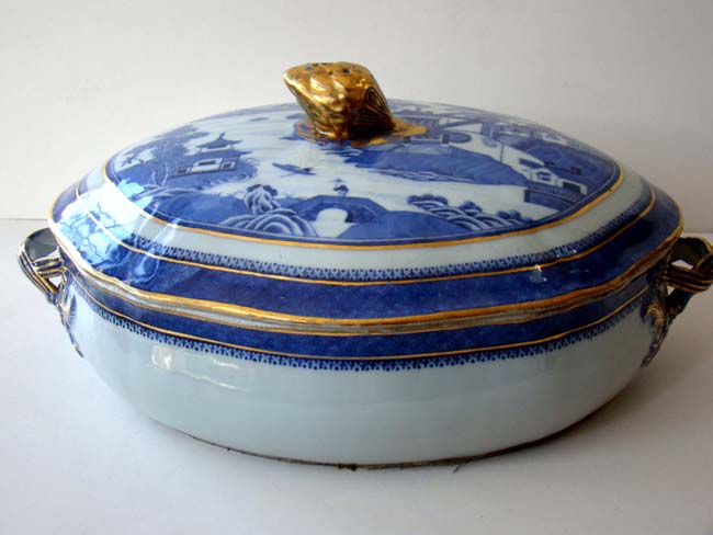 A fine Chinese Export Porcelain 'Imperial Nanking' oval covered vegetable tureen circa 1790-1820
